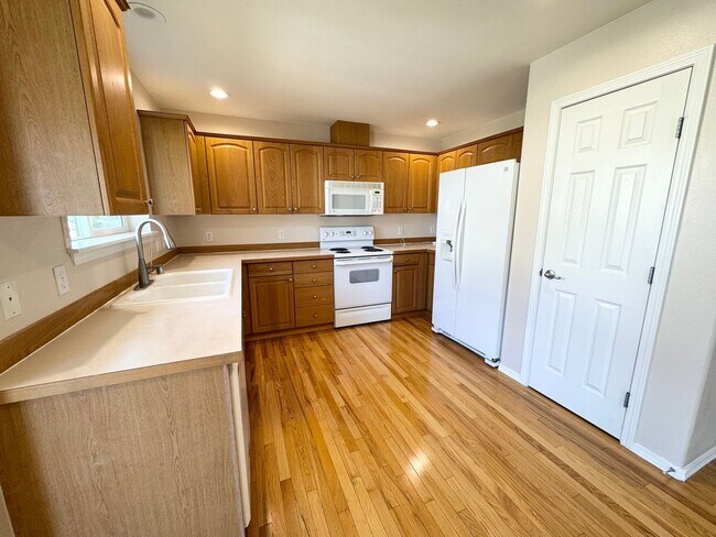 Building Photo - Spacious rambler 2 beds plus den