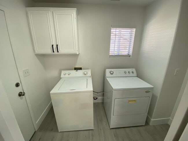 Building Photo - Charming 3 Bed/3Bath Townhome nestled in t...