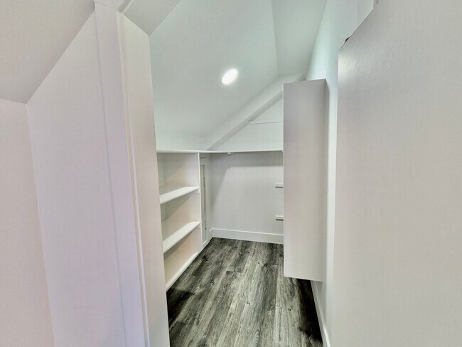 Building Photo - Modern Luxury Meets Small Town Charm in Your New Gladstone Home!