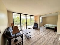 Building Photo - Condo off of the Ocean
