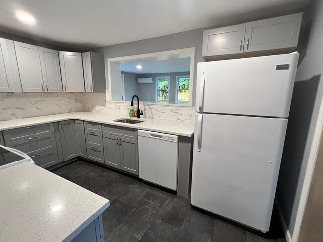 Building Photo - 4107 E Chester Dr