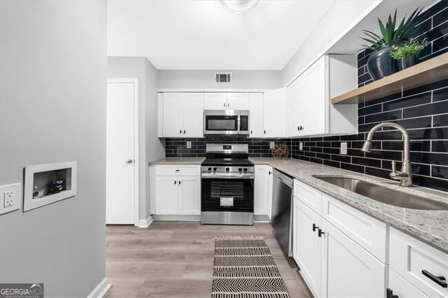 Building Photo - 3091 Colonial Way
