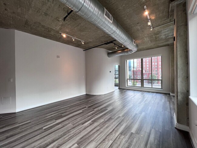 Building Photo - Large, Upgraded 2 Bed/2 Bath Loft off Mass...