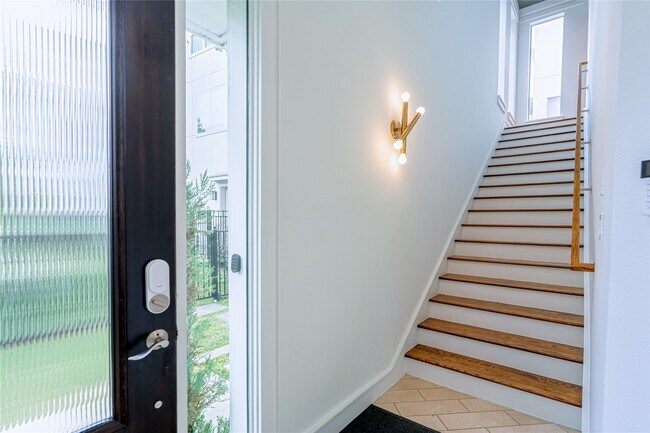 Building Photo - 5321 Lillian St