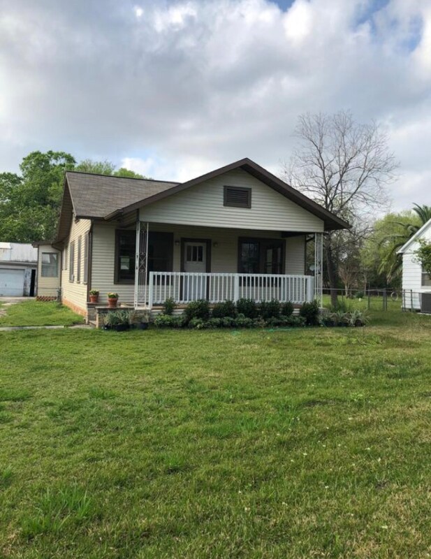 Building Photo - 8153 River Dr