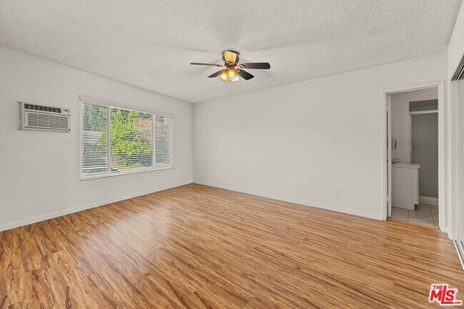 Building Photo - 15540 Moorpark St