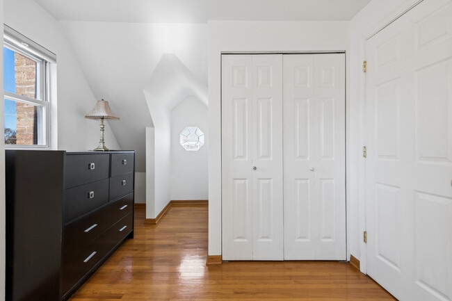 Building Photo - 23 W Algonquin Rd