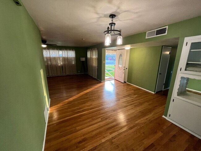 Building Photo - Cozy Home for rent in Tulare