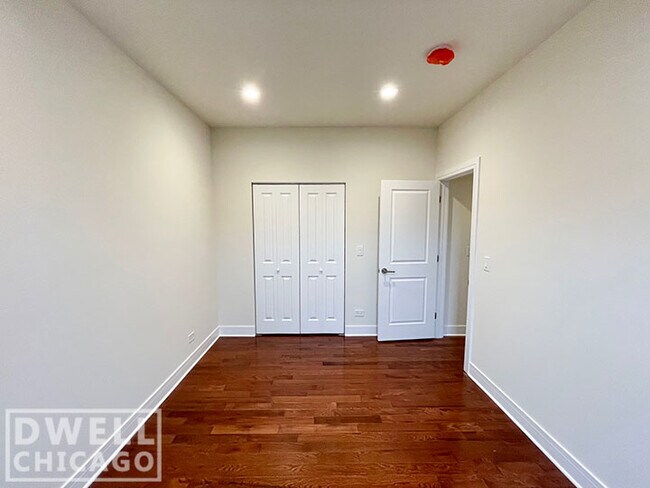 Building Photo - 1145 W Lunt Ave