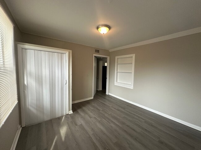 Building Photo - NEWLY RENOVATED 3 bed/2 bath!