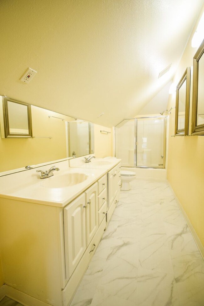 Building Photo - Spacious 4BD/2BA Two-Story Home w/ Fenced Yard & Huge Basement! Pets OK!