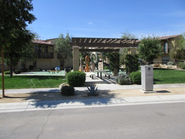 Building Photo - 220 Paseo Bravo