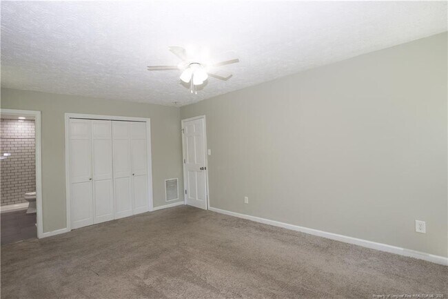 Building Photo - 906 N Glenwood Trail