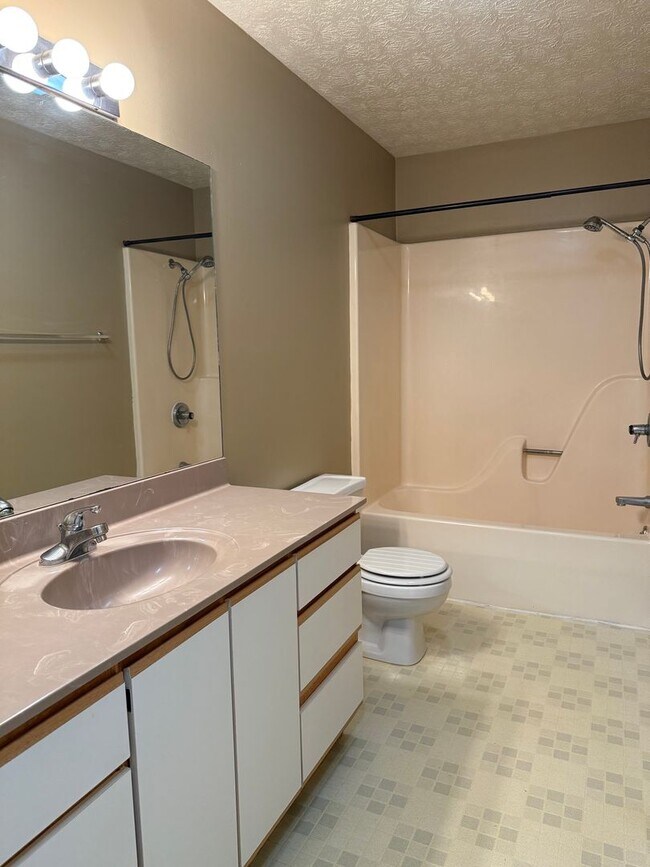 Building Photo - 3 bedroom, 2 bathroom duplex on Bloomingto...