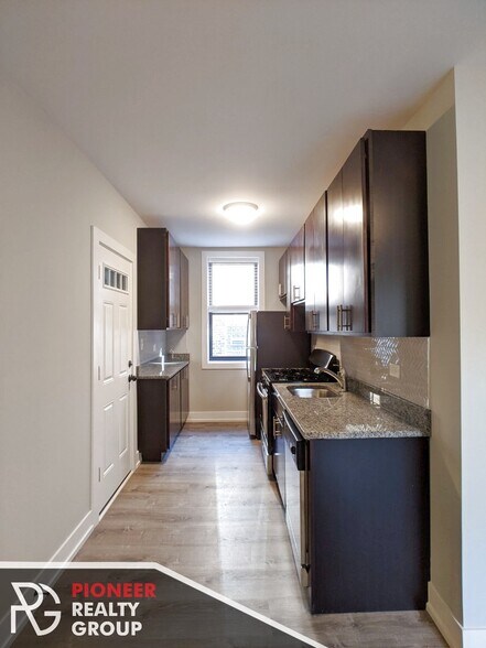 Building Photo - 709 W Brompton Ave
