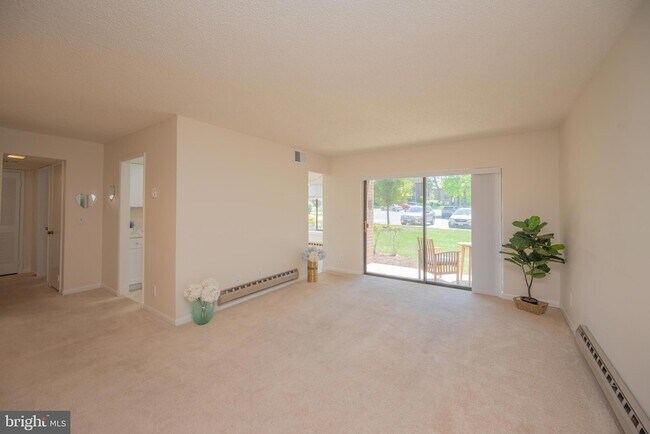 Building Photo - 15301 Beaverbrook Ct