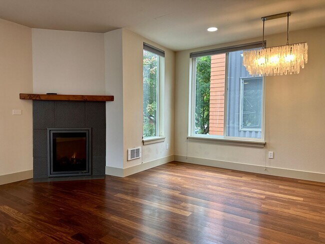 Building Photo - Enjoy pets and parking at this ideal townh...