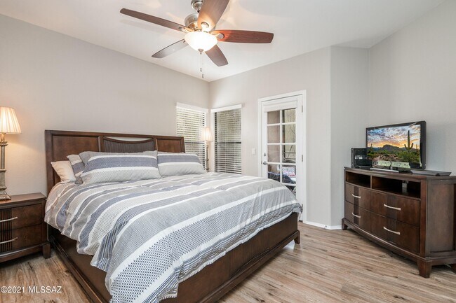 Building Photo - 6655 N Canyon Crest Dr