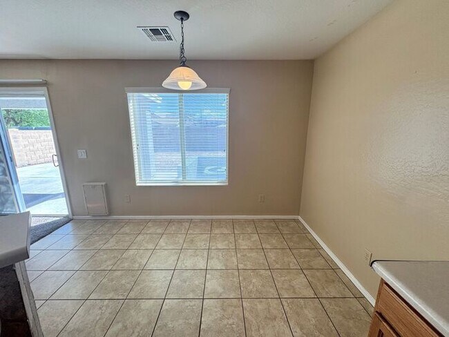 Building Photo - GREAT 4BEDROOM/3BATH HOME WITH ALL THAT YO...