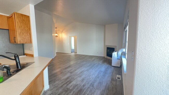 Building Photo - Charming 3 Bedroom / 2 Bathroom Home in NW Redmond