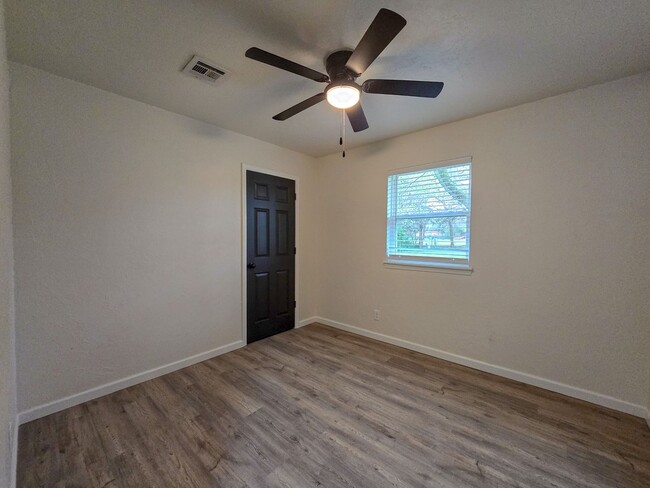 Building Photo - Beautifully remodeled 3 bed 1.5 bath home ...