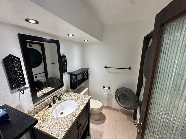 Building Photo - 2Bed/2Bath Corner Condo with Resort Amenities in Playa Del Rey