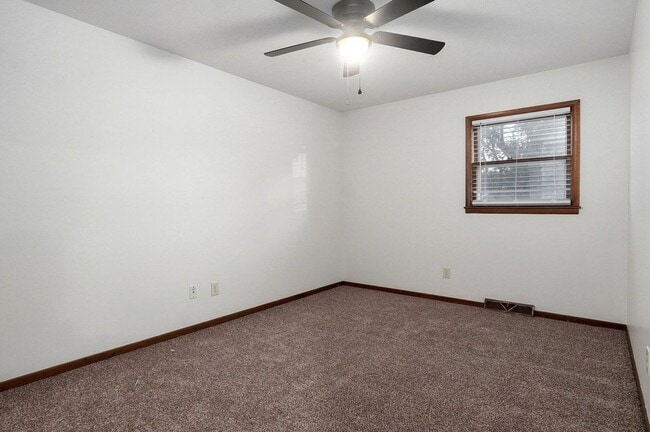 Building Photo - 3 Bedroom | 2 Bathroom | 2 Car Garage | Springfield MO | Fenced Back Yard!