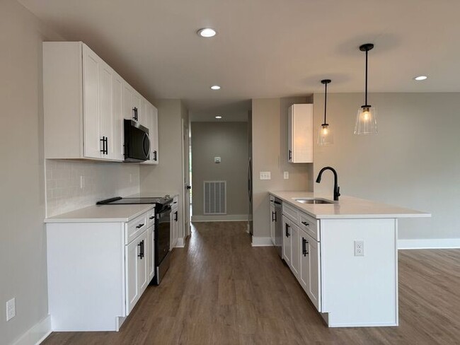 Building Photo - Lovely New Home in Old Hickory - Fenced in...