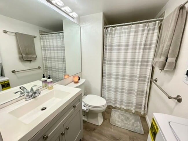 Building Photo - 2 bed 2 bath, Private yard, 2 parking stalls