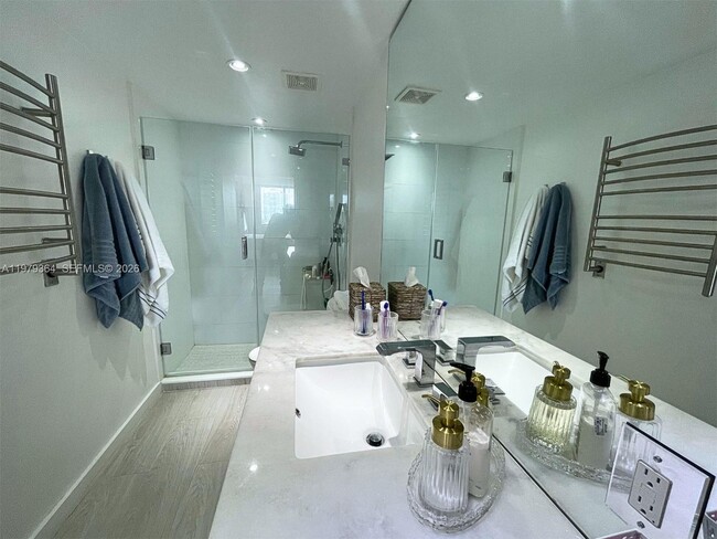 Building Photo - 500 Bayview Dr