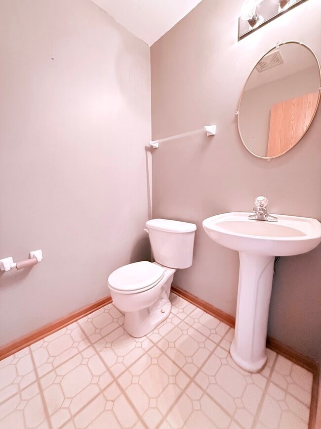 Building Photo - 3984 Blackstone Dr