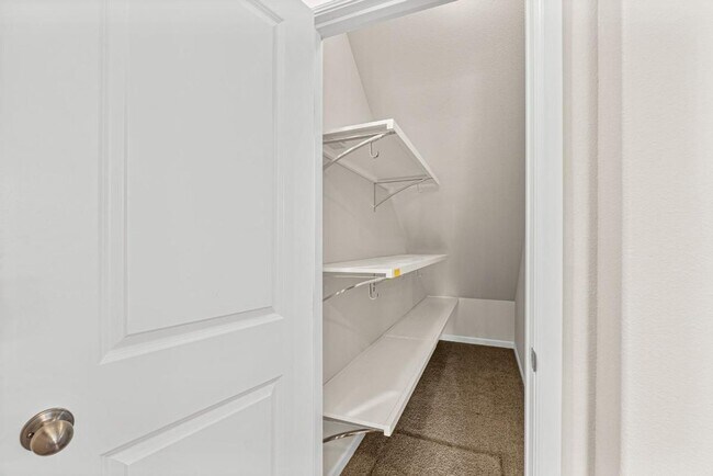 Building Photo - Fully Furnished 5-Bedroom Horizon Pointe H...