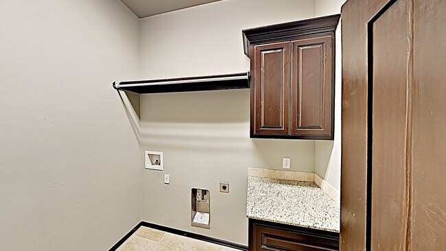 Building Photo - Stunning 5 Bedroom In Edmond With Bonus Room and Study