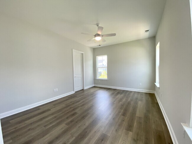 Building Photo - Luxury Living in Hampton Lake!
