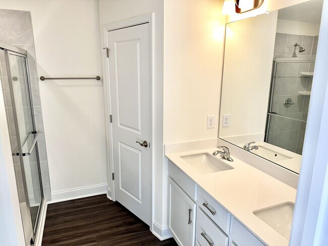 Building Photo - Bed 2.5 Bath End Unit Townhome In a Prime Location!!