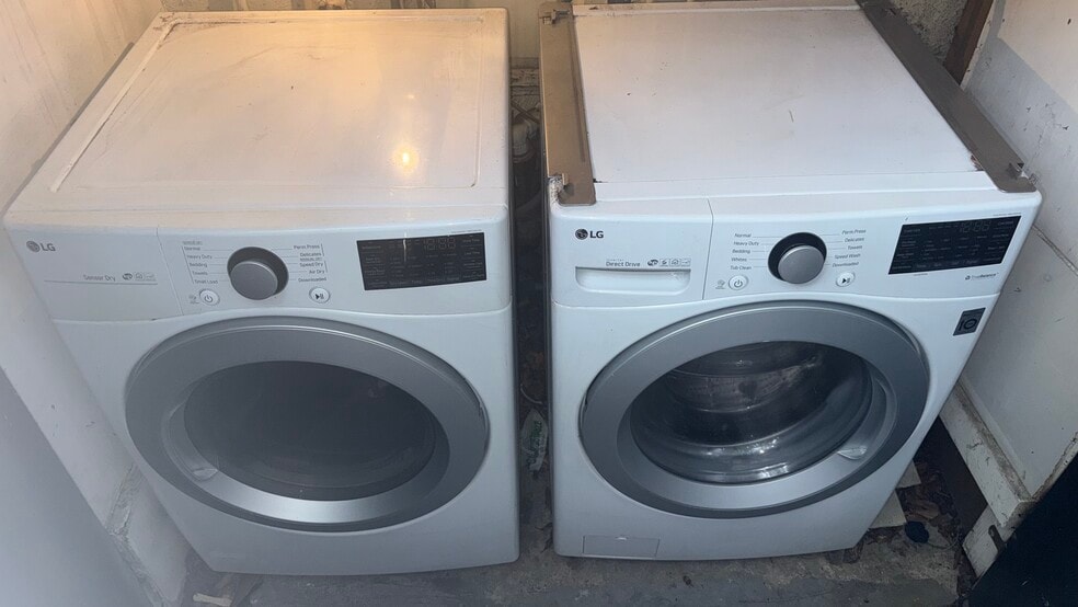 Building Photo - 6661 Lindenhurst Ave