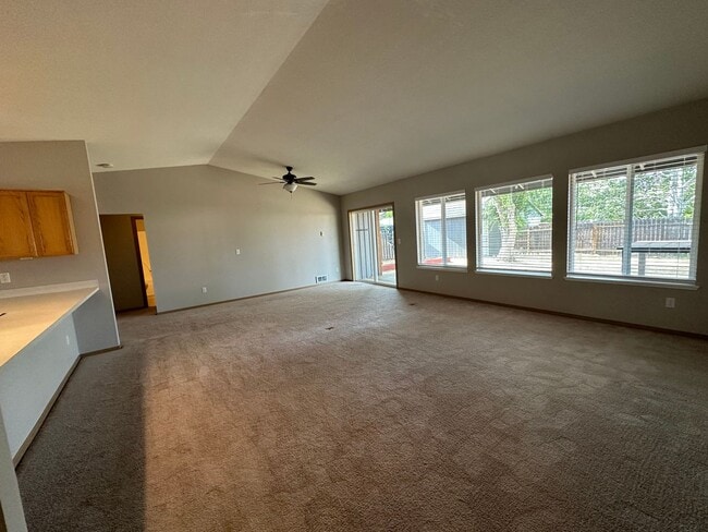 Building Photo - Charming 3-Bedroom Home in Redmond: Spacious Yard & Prime Location!