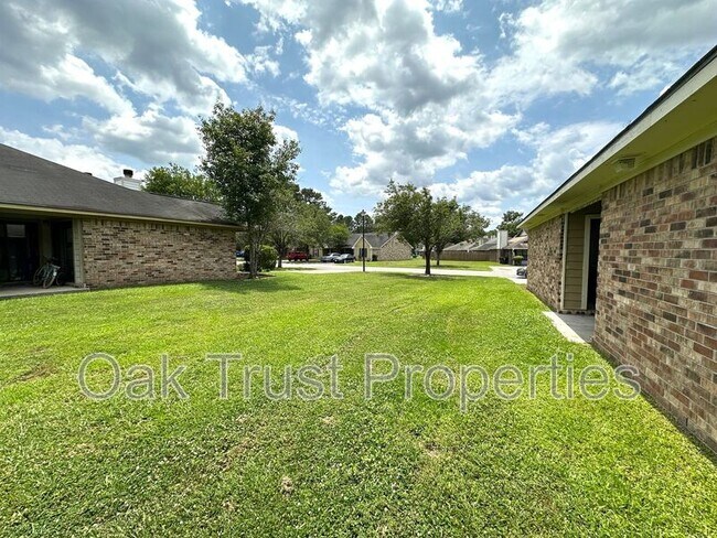 Building Photo - 401 Converse Ct