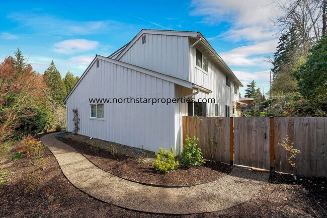 Building Photo - Lake Oswego Beauty Next to Tryon Creek
