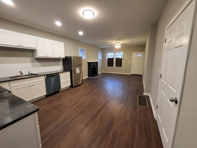 Building Photo - Completely Renovated New and Open Concept ...