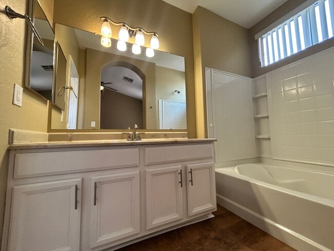 Building Photo - 3 Bed / 2 Bath with No Carpet & Split Floo...