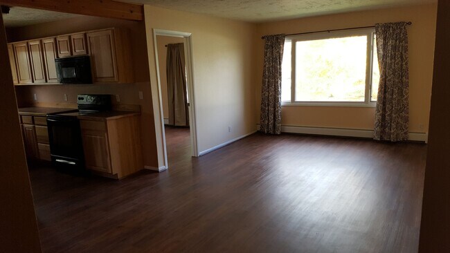 Building Photo - 216 Hemlock St N