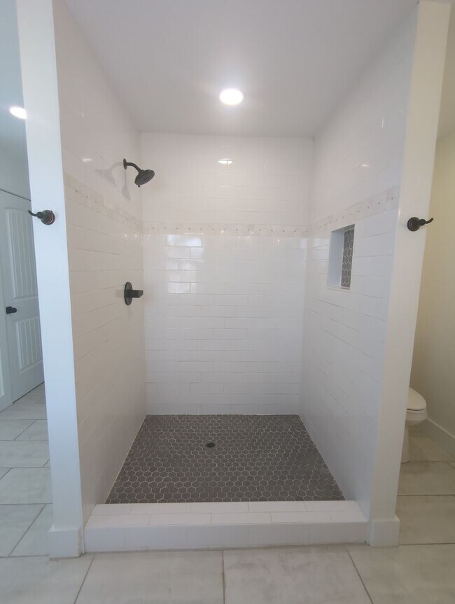 Building Photo - NICE SPACIOUS House in Holly Hills