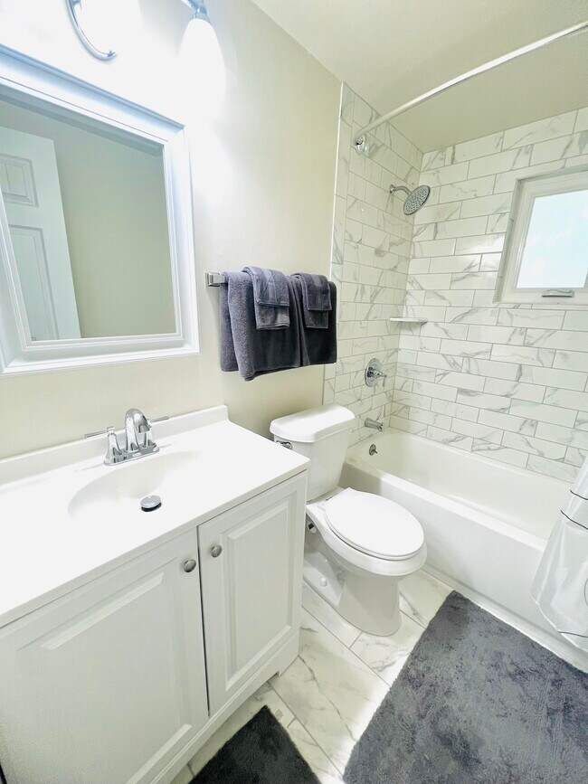 Full Bathroom - 6208 S Elberon St