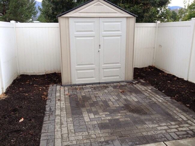 Building Photo - Beautiful Townhome in Orem with 2 master b...