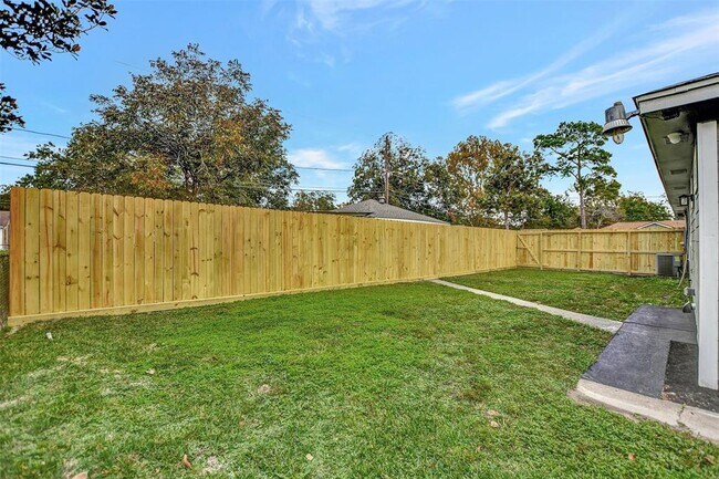 Building Photo - 6961 Peyton St