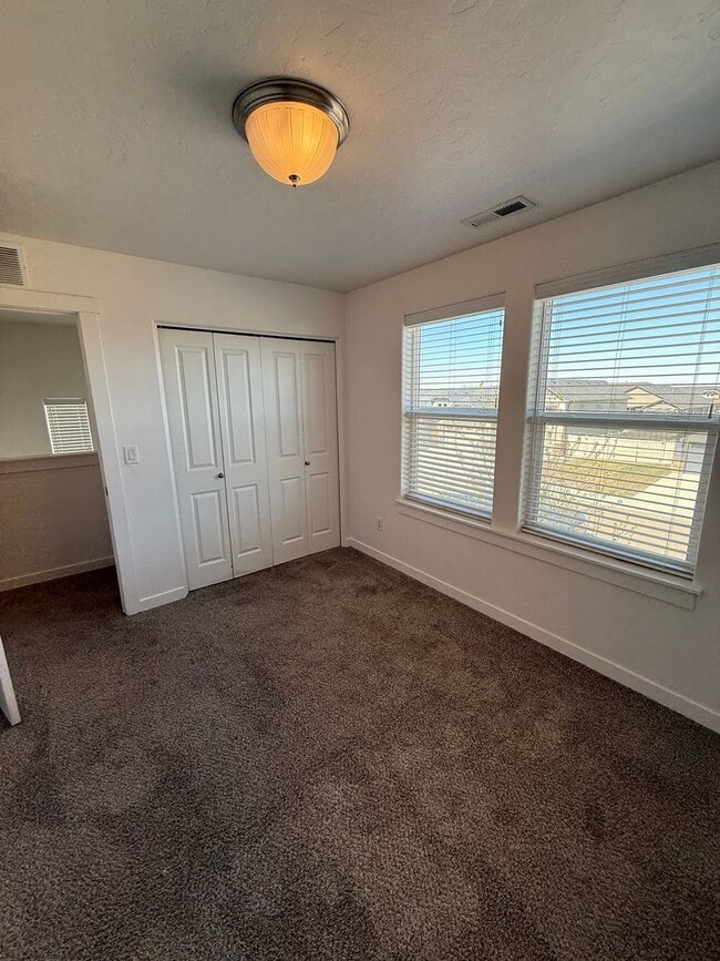 Building Photo - Available Now- Beautiful Nampa Townhome