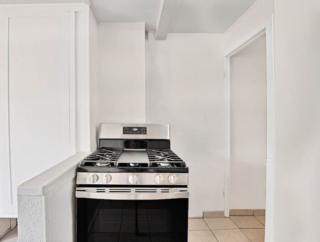 Building Photo - Bright Downtown Studio Apartment