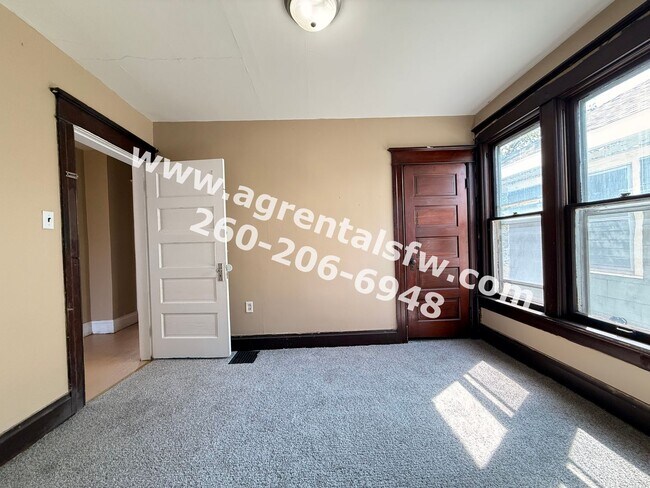 Building Photo - 911 W Creighton Ave