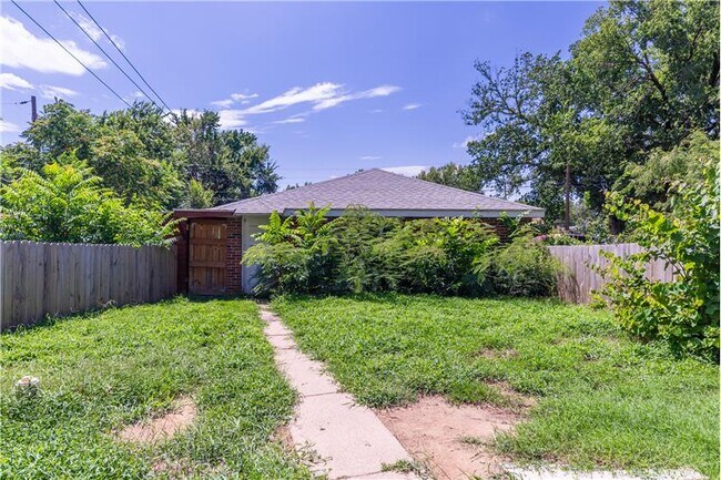 Building Photo - 209 S Custer Ave